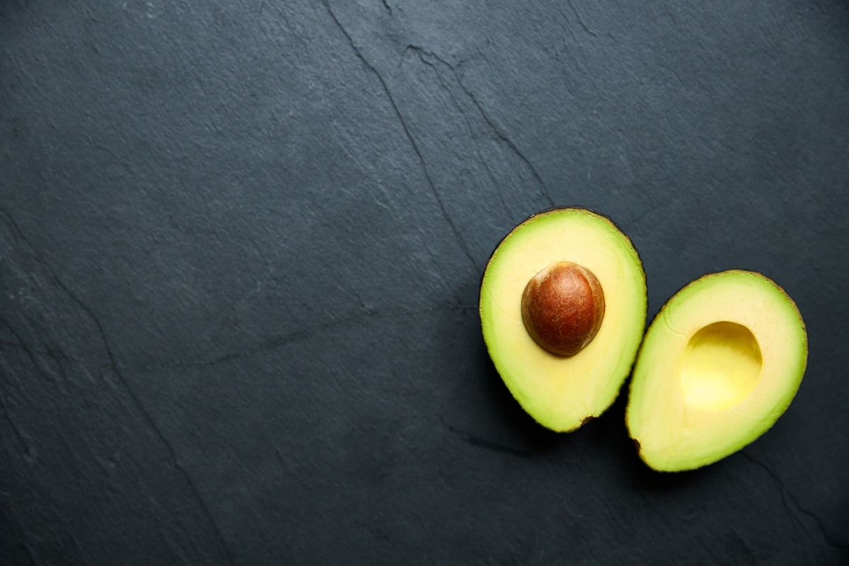 Avocado fresco ricco di grassi monoinsaturi